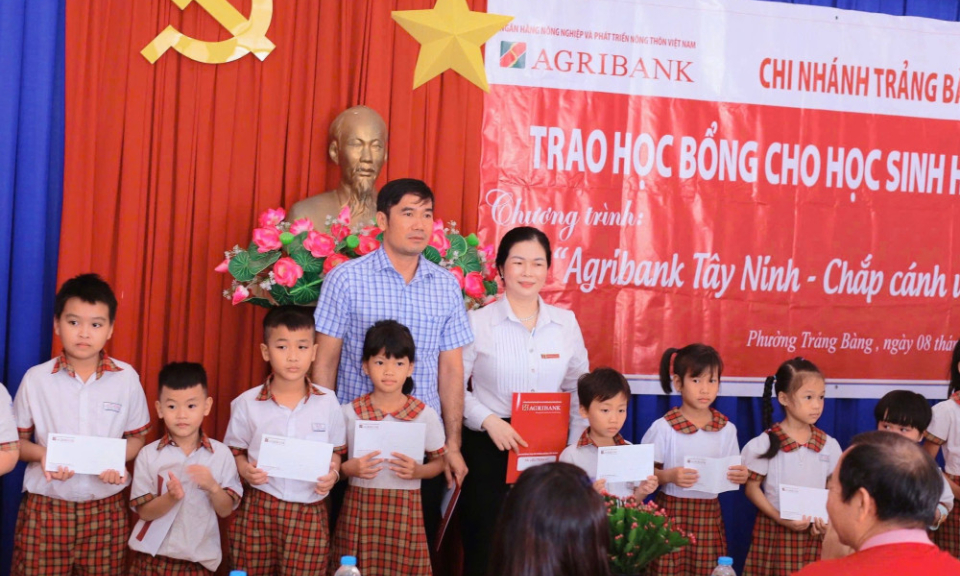 Trao học bổng cho học sinh hiếu học tại phường Trảng Bàng