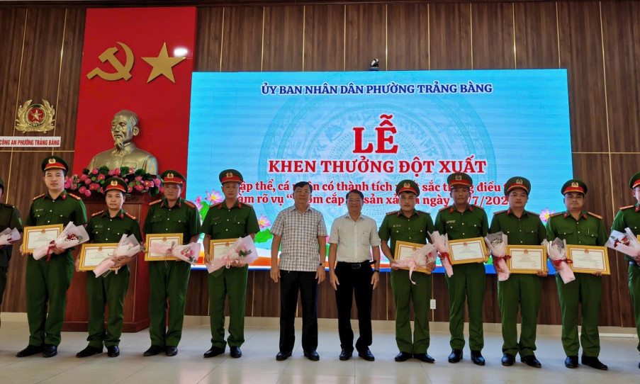 Phường Trảng Bàng khen thưởng tập thể, cá nhân có thành tích trong phòng chống tội phạm