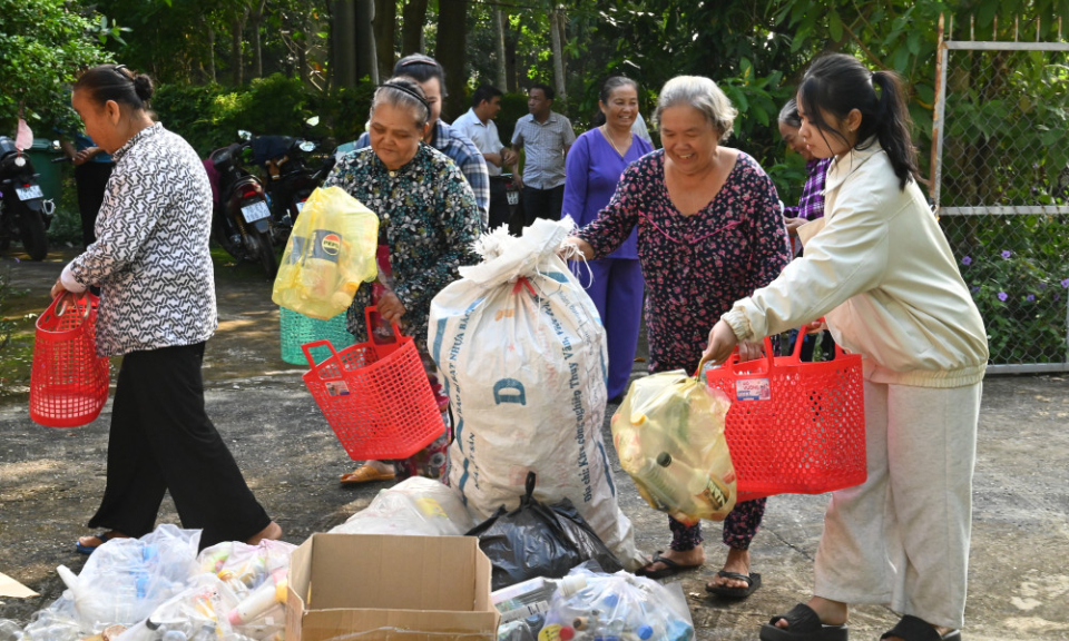 Đổi rác thải nhựa nhận quà, góp phần bảo vệ môi trường