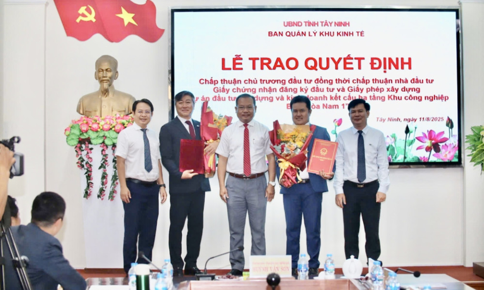 Tây Ninh trao quyết định đầu tư Dự án Khu công nghiệp Bình Hòa Nam 1