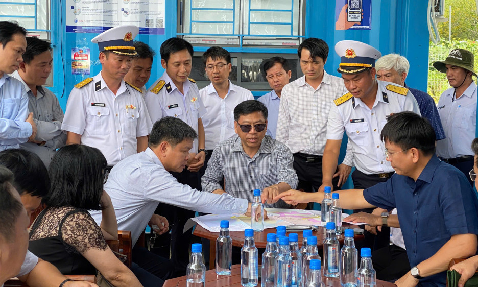 Thứ trưởng Bộ Xây dựng Nguyễn Xuân Sang khảo sát thực tế đề xuất dự án đầu tư xây dựng cảng thủy nội địa