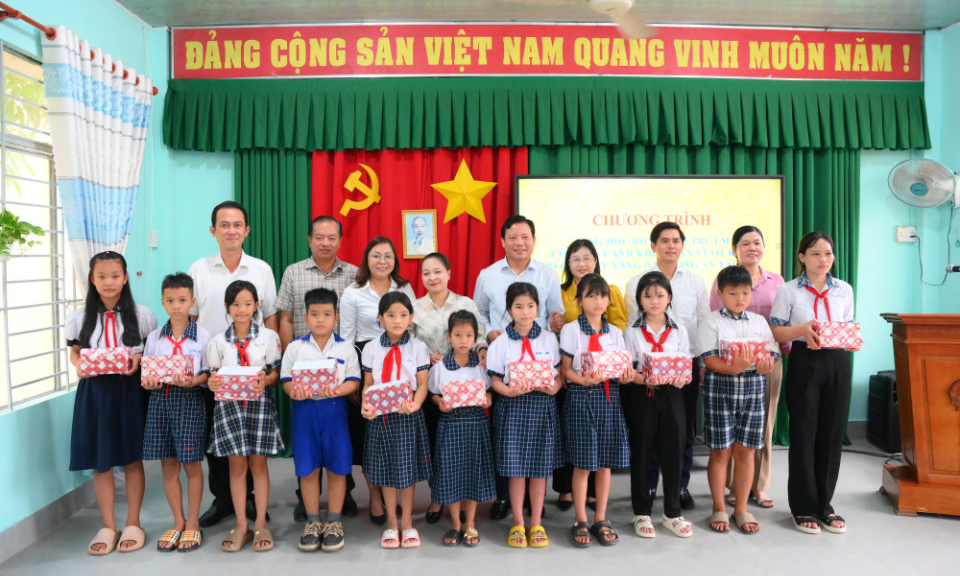 Phó Chủ tịch UBND tỉnh Phạm Tấn Hòa trao học bổng cho trẻ em có hoàn cảnh khó khăn