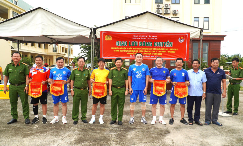 Công an tỉnh Tây Ninh tổ chức Giải bóng chuyền nam chào mừng kỷ niệm 80 năm Ngày truyền thống Công an Nhân dân