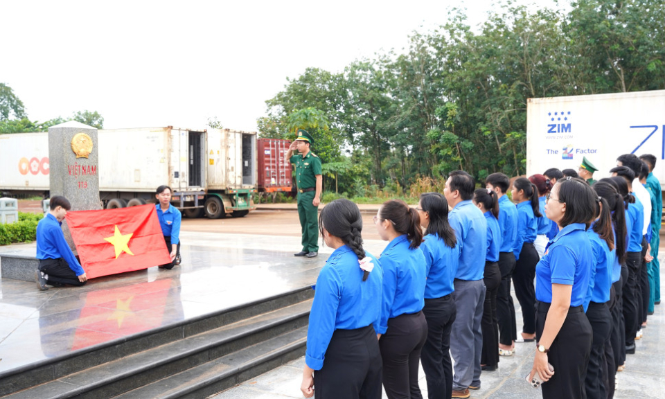 Lễ chào cờ “Tôi yêu Tổ quốc tôi” tại cột mốc 118 Cửa khẩu Quốc tế Xa Mát