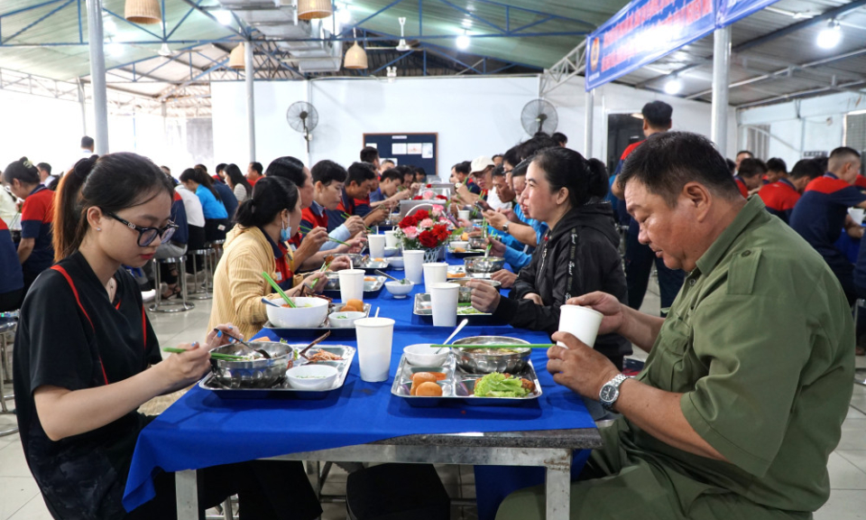 Bữa ăn hạnh phúc bảo đảm dinh dưỡng, tăng hiệu quả sản xuất