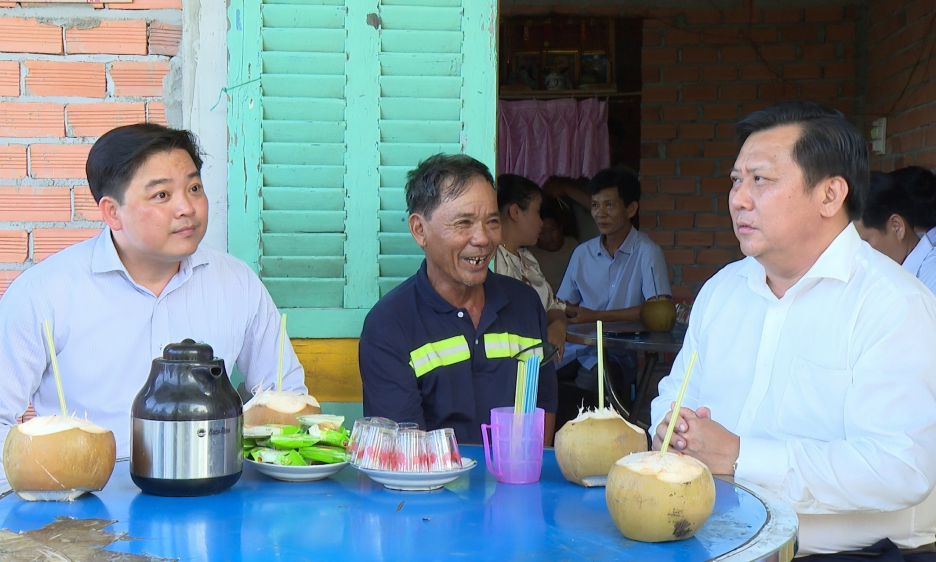 Phó Chủ tịch UBND tỉnh Huỳnh Văn Sơn trao tặng nhà tại xã Thuận Mỹ