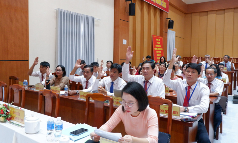Kỳ họp thứ 2 HĐND xã Dương Minh Châu: Thông qua 7 Nghị quyết