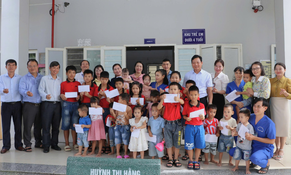 Lãnh đạo UBND tỉnh làm việc với Trung tâm Bảo trợ xã hội tỉnh