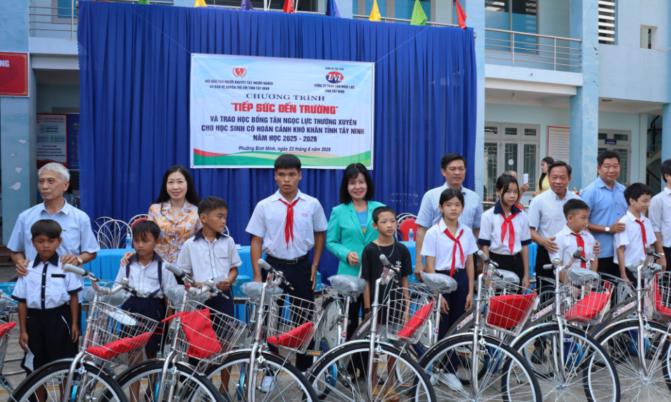 Phường Bình Minh: Trao tặng 200 phần quà, xe đạp tiếp sức học sinh đến trường