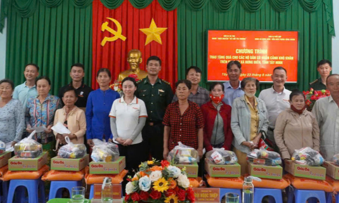 Trao quà cho 150 hộ dân có hoàn cảnh khó khăn trên biên giới