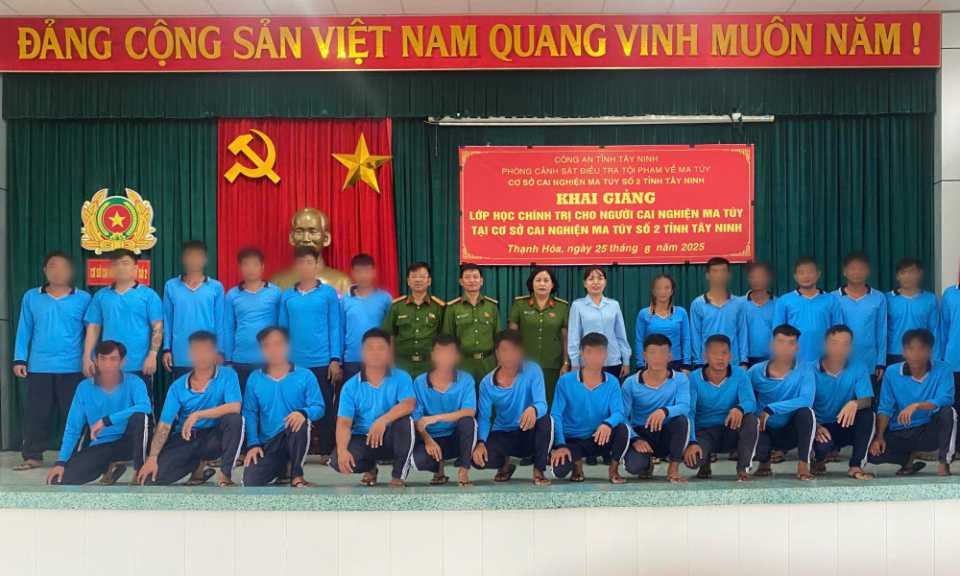 Khai giảng lớp học chính trị cho học viên cai nghiện ma túy