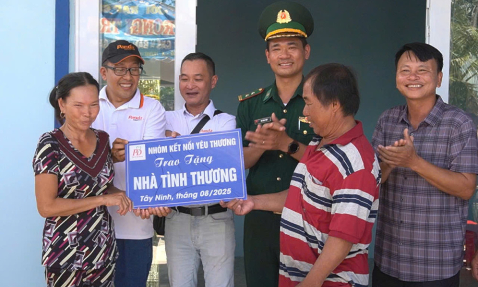 Trao quà cho 150 hộ dân có hoàn cảnh khó khăn trên biên giới