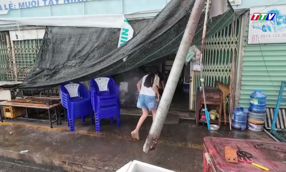 Giông lốc làm tốc mái tại Bến xe Tây Ninh