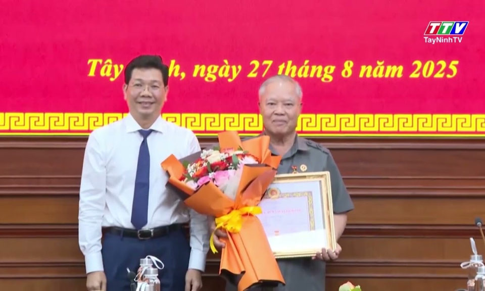 Trao Huy hiệu 45 năm tuổi Đảng