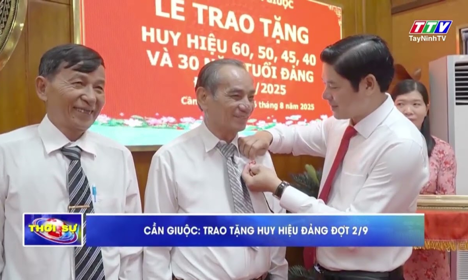 Cần Giuộc: Trao tặng Huy hiệu Đảng đợt 02/9