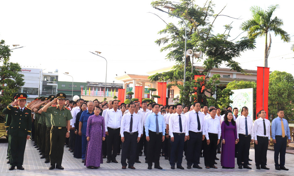 Tây Ninh: Viếng nghĩa trang liệt sĩ nhân kỷ niệm Quốc khánh 02/9