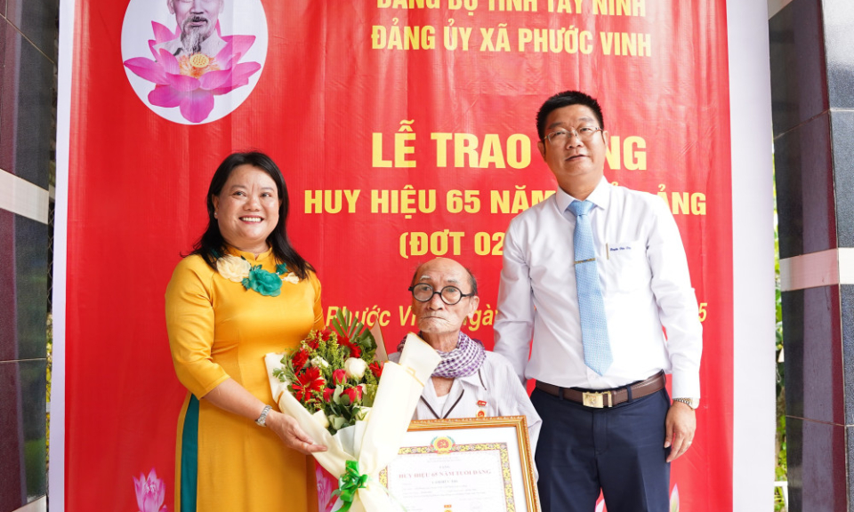 Phó Trưởng ban Thường trực Ban Tuyên giáo và Dân vận Tỉnh ủy Võ Trần Tuấn Thanh trao tặng Huy hiệu Đảng tại xã Phước Vinh