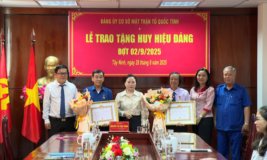 Đảng ủy cơ sở UBMTTQ Việt Nam tỉnh trao tặng Huy hiệu Đảng