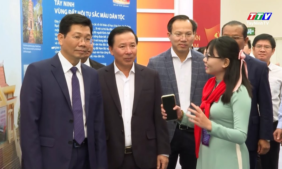 Lãnh đạo tỉnh thăm khu trưng bày triển lãm 80 năm tỉnh Tây Ninh
