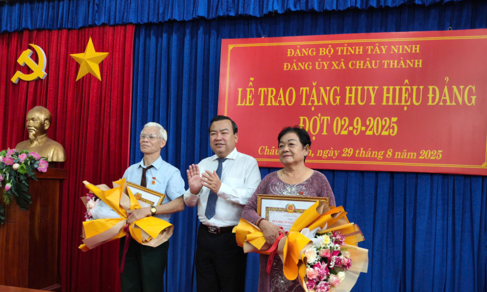 Phó Bí thư Tỉnh ủy Phạm Hùng Thái trao Huy hiệu Đảng tại xã Châu Thành