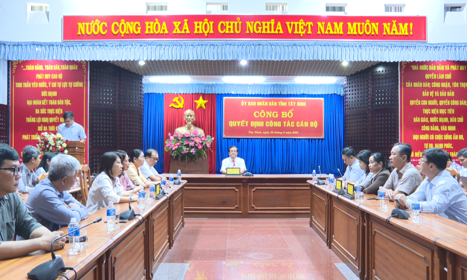 UBND tỉnh Tây Ninh trao quyết định nghỉ hưu trước tuổi cho 3 Phó Giám đốc Sở