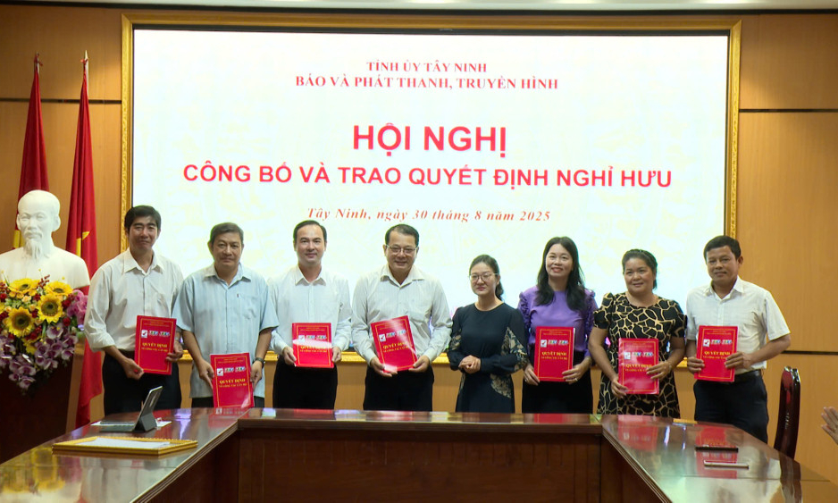 Báo và phát thanh, truyền hình Tây Ninh trao 14 quyết định nghỉ hưu, nghỉ thôi việc cho viên chức, người lao động