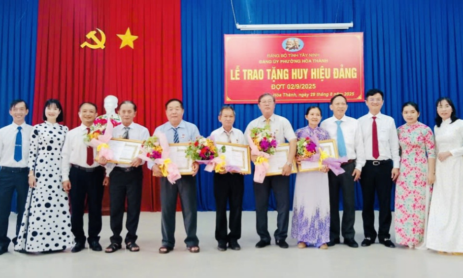 Phường Hoà Thành trao Huy hiệu Đảng đợt 02/9 cho 5 đảng viên