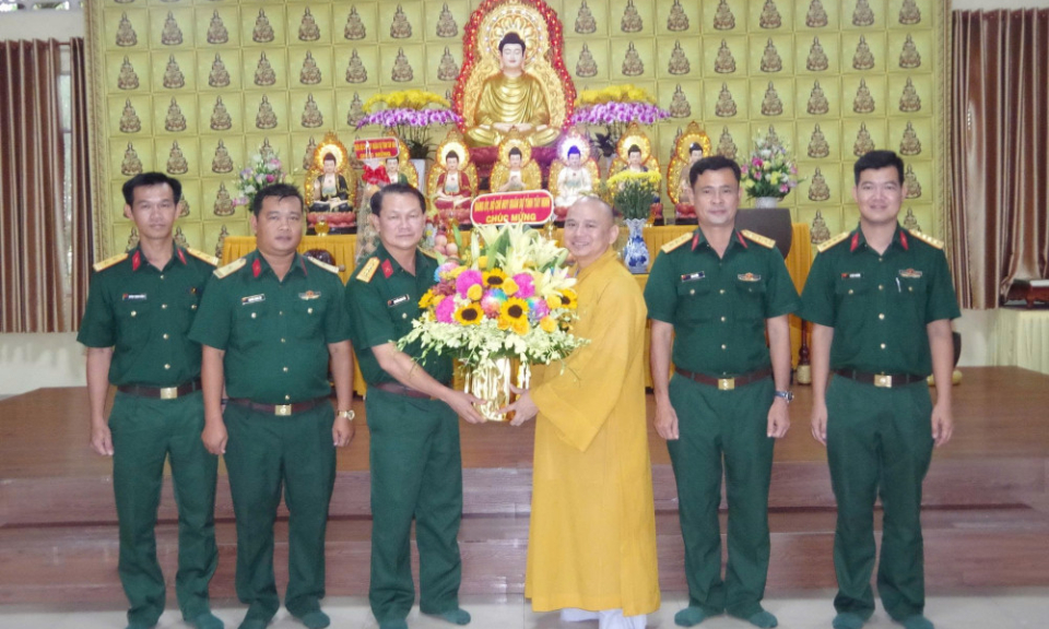 Bộ Chỉ huy Quân sự tỉnh Tây Ninh thăm, chúc mừng cơ sở Phật giáo