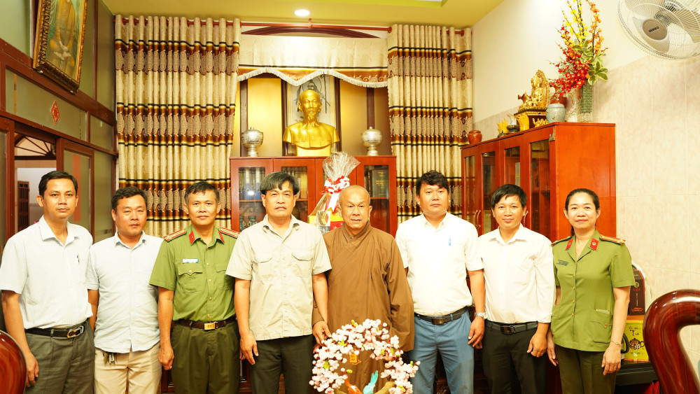 Đoàn công tác của tỉnh thăm, tặng quà nhân dịp lễ Vu lan tại chùa Phước Thành, phường An Tịnh