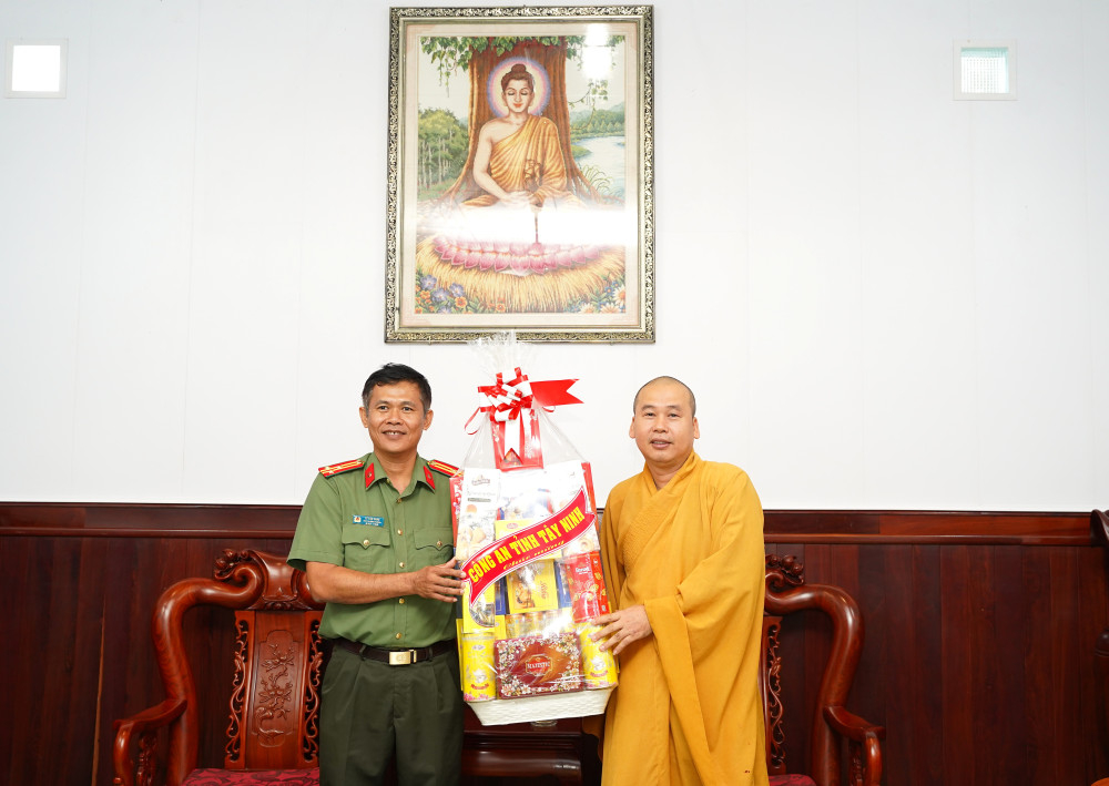Đại diện Công an tỉnh tặng quà Đại đứcThích Nguyên Tấn – Phó Trưởng Ban trị sự Giáo hội Phật giáo Việt Nam tỉnh, Trụ trì chùa Hiệp Long