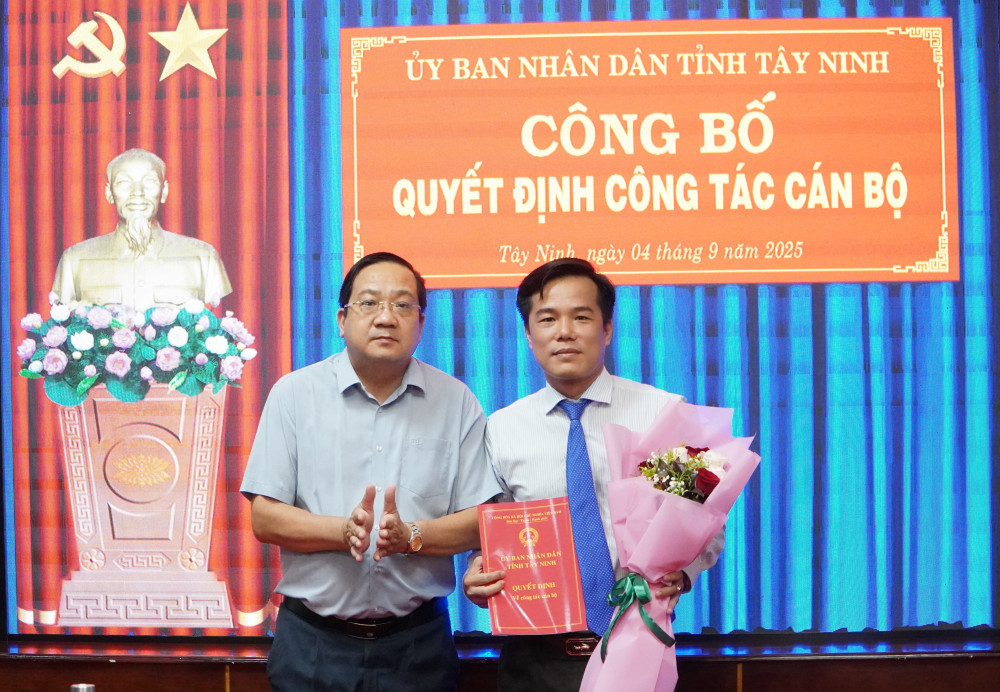 Ủy viên Ban Thường vụ Tỉnh ủy, Phó Chủ tịch UBND tỉnh Tây Ninh Nguyễn Minh Lâm trao quyết định bổ nhiệm ông Lưu Hiếu Trung