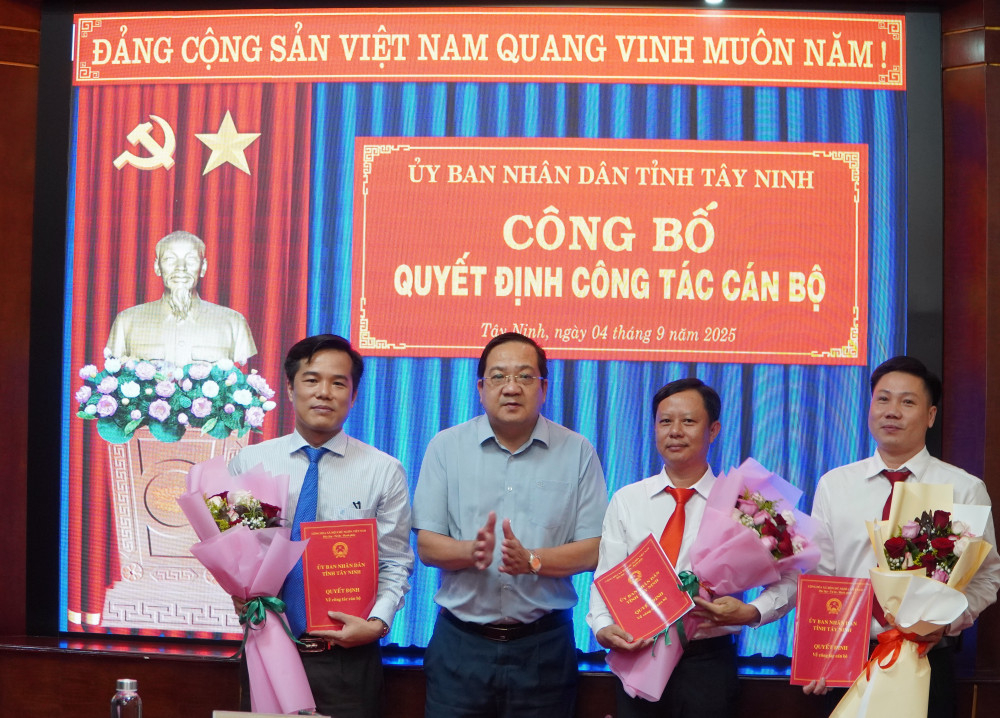 Ủy viên Ban Thường vụ Tỉnh ủy, Phó Chủ tịch UBND tỉnh Tây Ninh Nguyễn Minh Lâm trao quyết định kiện toàn Ban Giám đốc Trung tâm Phục vụ hành chính công tỉnh 