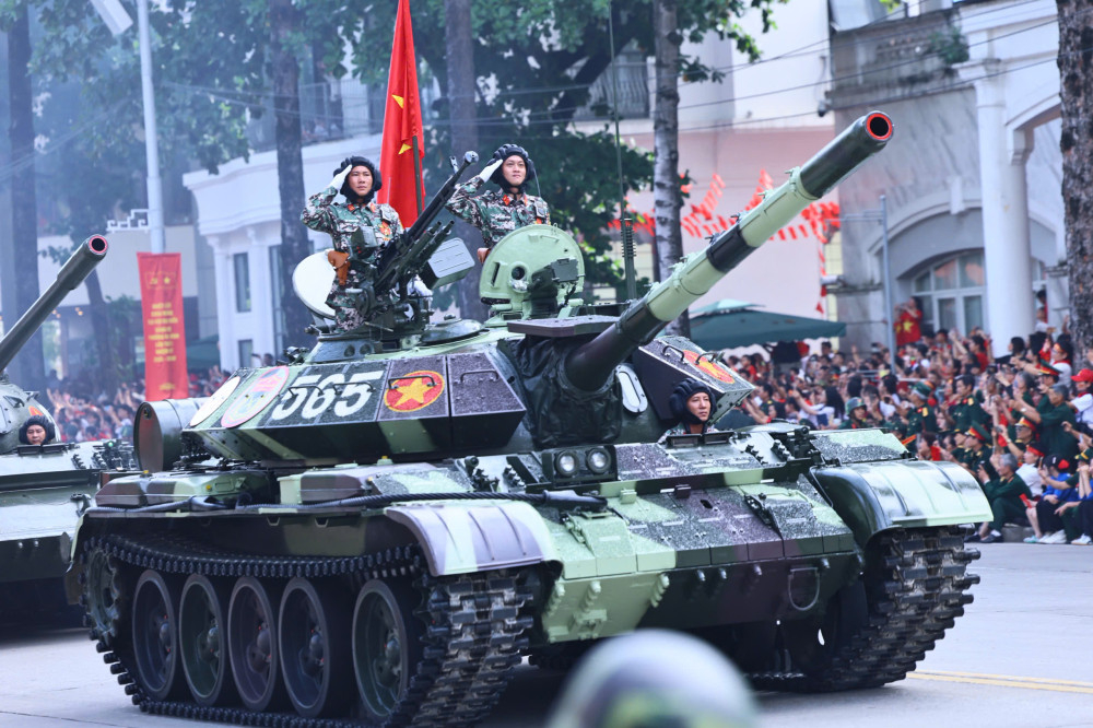 Khối xe tăng tham gia diễu binh, diễu hành