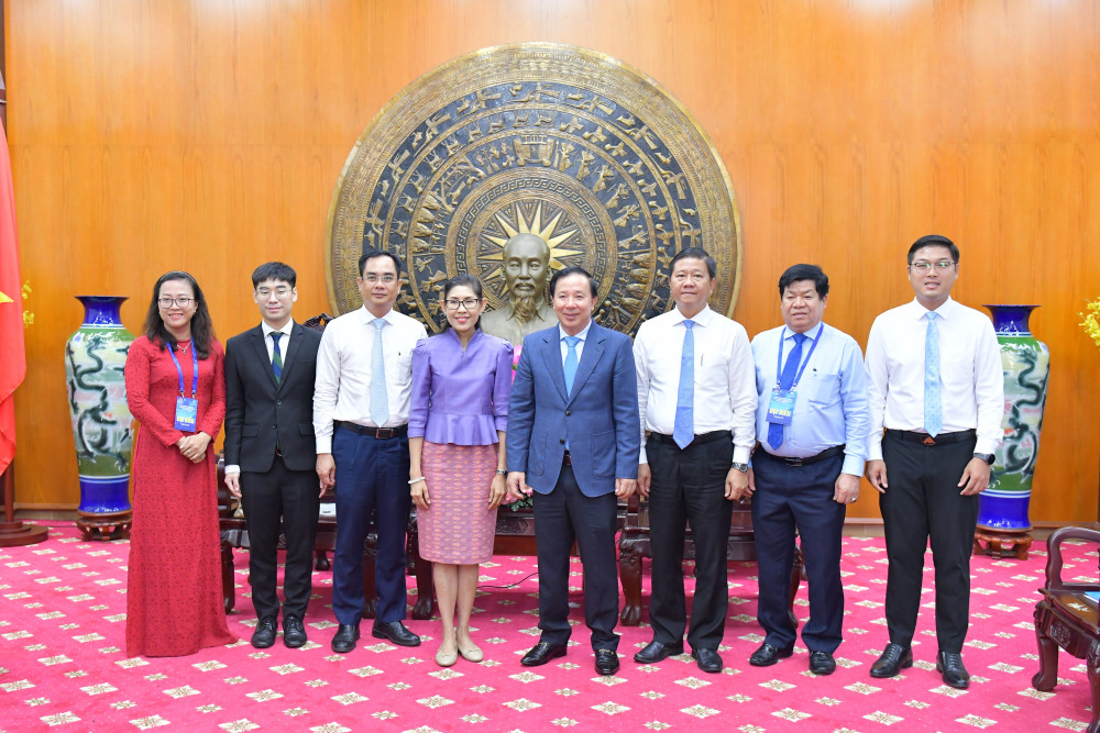 Phó Bí thư Tỉnh ủy, Chủ tịch UBND tỉnh Nguyễn Văn Út (thứ 4 từ phải qua) cùng lãnh đạo các sở, ngành chụp hình lưu niệm cùng bà Urawadee Sriphiromya và đoàn công tác