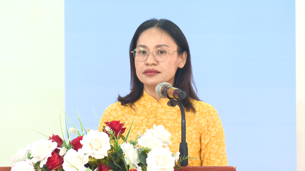 Bí thư Đảng ủy, Chủ tịch HĐND xã Trà Vong Kim Thị Minh phát biểu khai mạc hội nghị