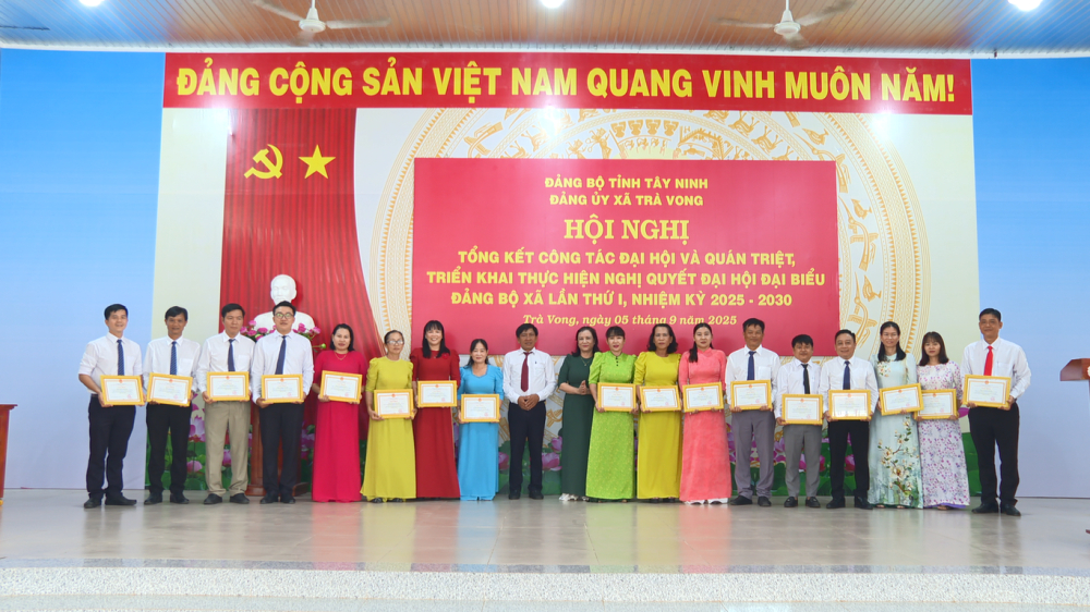 Lãnh đạo xã khen thưởng cho các tập thể, cá nhân có thành tích xuất sắc trong quá trình tổ chức Đại hội