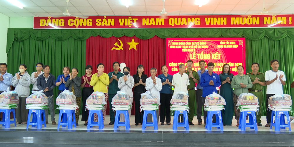 Tặng quà cho người dân có hoàn cảnh khó khăn trên địa bàn