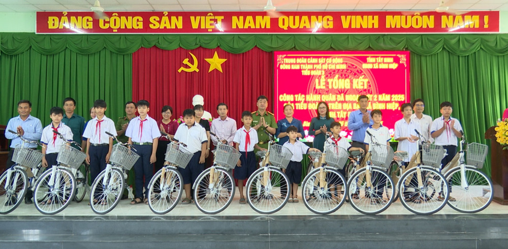 Tặng xe đạp cho các em học sinh