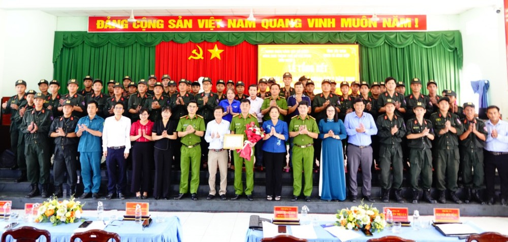 Cán bộ, chiến sĩ chụp ảnh lưu niệm với chính quyền địa phương