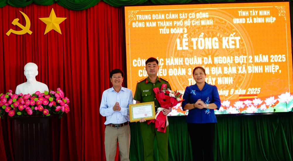 Lãnh đạo xã Bình Hiệp tặng giấy khen cho đại diện Tiểu đoàn 3