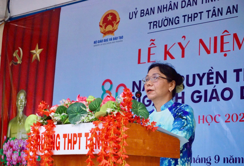 Đại diện nhà trường báo cáo kết quả năm học 2024-2025