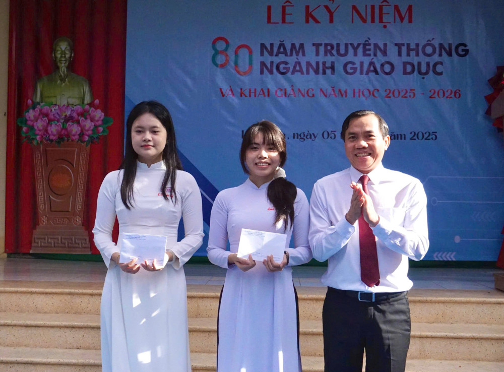 Ủy viên Ban Thường vụ Tỉnh ủy, Bí thư Đảng ủy phường Long An Lê Công Đỉnh trao học bổng cho học sinh