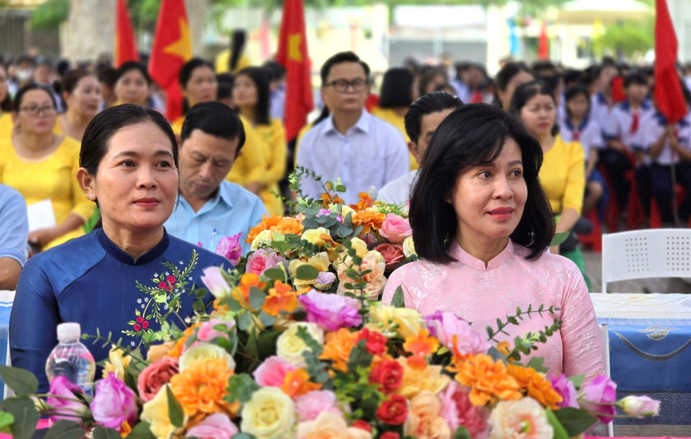 Ủy viên Ban Thường vụ Tỉnh ủy, Trưởng ban Tuyên giáo và Dân vận Tỉnh ủy Nguyễn Thị Xuân Hương (bên phải) tham dự Lễ khai giảng