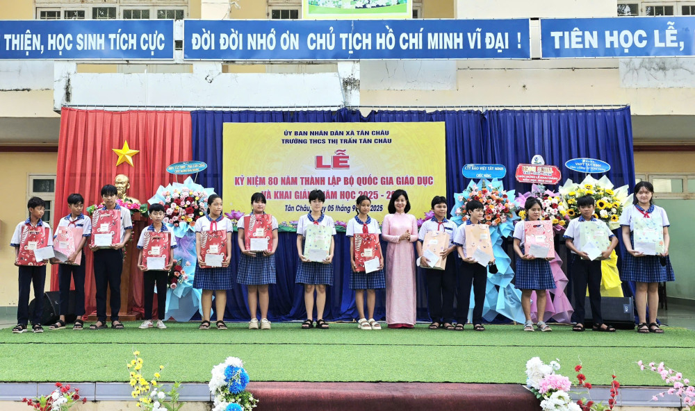 Trưởng ban Tuyên giáo và Dân vận Tỉnh ủy Nguyễn Thị Xuân Hương tặng quà cho học sinh có hoàn cảnh khó khăn