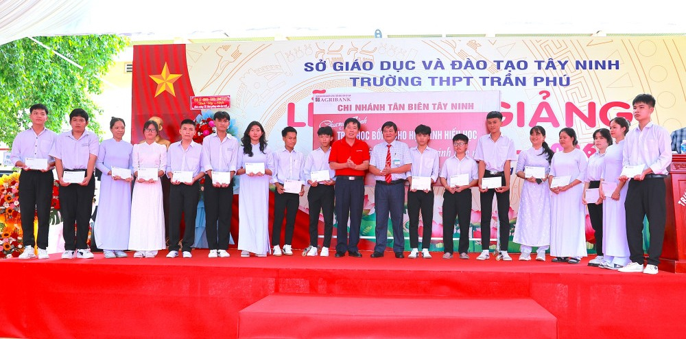 Đại diện Agribank chi nhánh Tân Biên trao tặng học bổng cho các em học sinh 