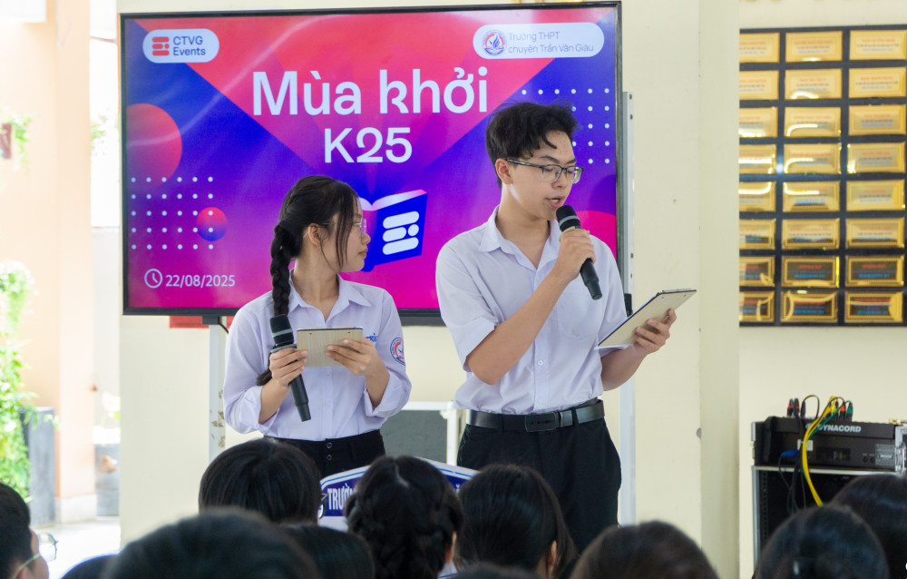 Học sinh Trường THPT Chuyên Trần Văn Giàu (phường Long An) tham gia hoạt động đầu năm học
