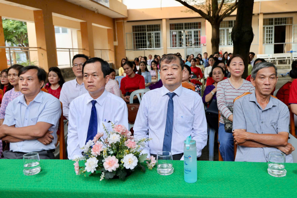 Ủy viên Ban Thường vụ Tỉnh ủy, Trưởng ban Tổ chức Tỉnh ủy Võ Đức Trong (thứ ba từ trái sang) tại Lễ khai giảng Trường THPT Tây Ninh năm học 2025-2026 