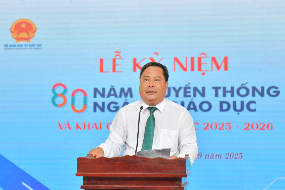 Thầy Võ Phước Nhân Trí - Hiệu trưởng Trường THCS-THPT Nguyễn Thị Một, phát biểu khai giảng năm học mới