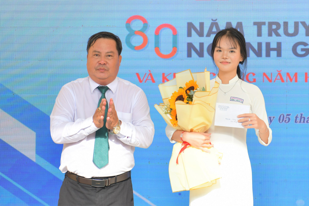 Thầy Võ Phước Nhân Trí tặng quà chúc mừng thủ khoa khối 10 của trường năm học 2025-2026
