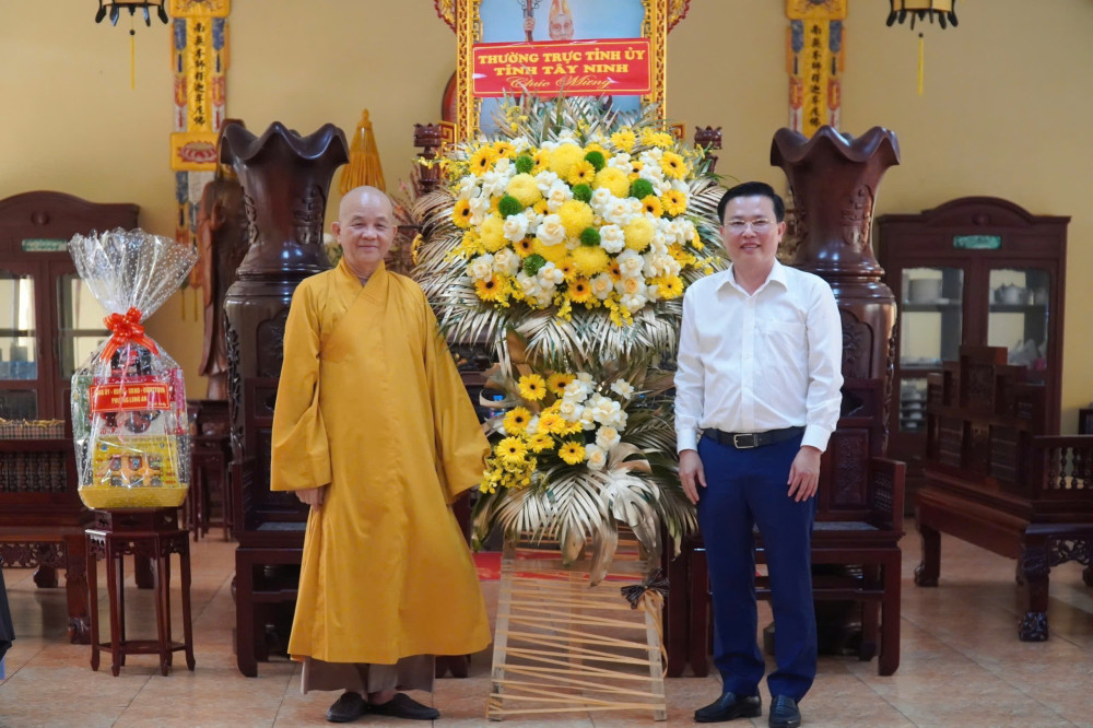 Phó Bí thư Tỉnh ủy, Chủ tịch UBMTTQ Việt Nam tỉnh Nguyễn Thanh Hải tặng hoa chúc mừng chùa Thiên Châu nhân dịp Đại lễ Vu Lan